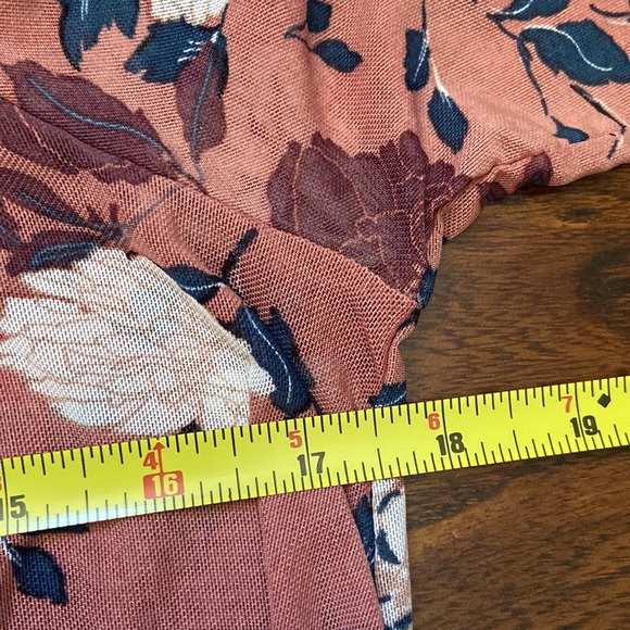 Absolutely stunning floral cold shoulder top in size M - Picture 7 of 9